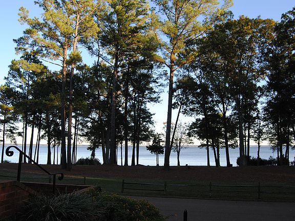 View facing reservoir