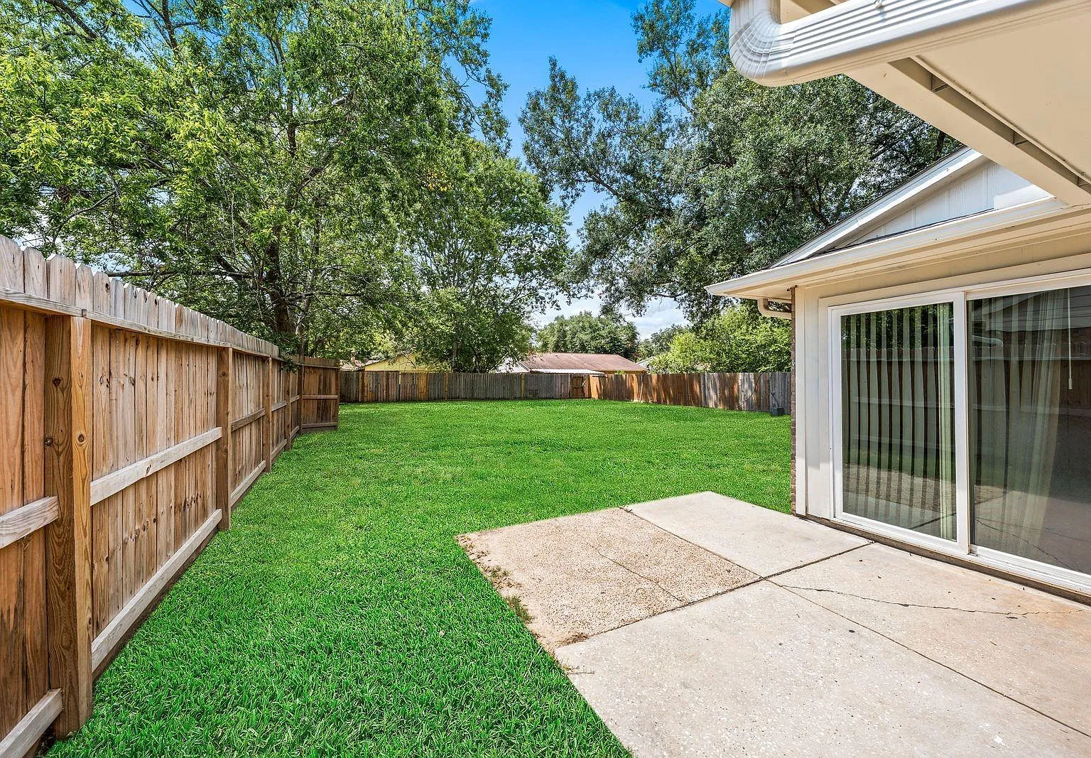 3 bed, 2.0 bath, 1555 sqft, $1,700 — Photo 2