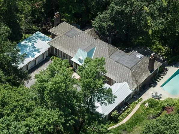 14 Overhills Dr, Saint Louis, MO 63124