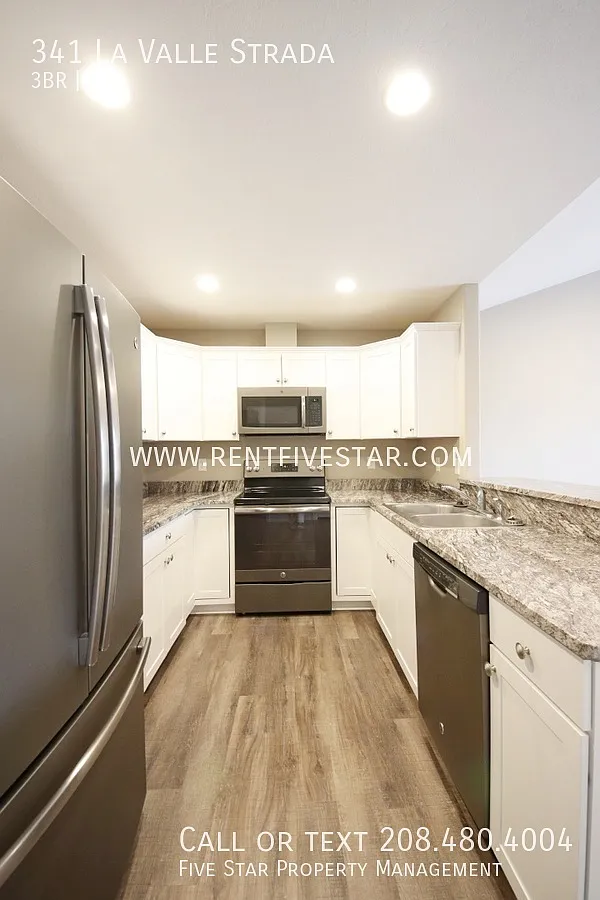 Beautiful End Unit Townhome With Primary Bedroom, En Suite Bathroom, and Private Deck! — Photo 4