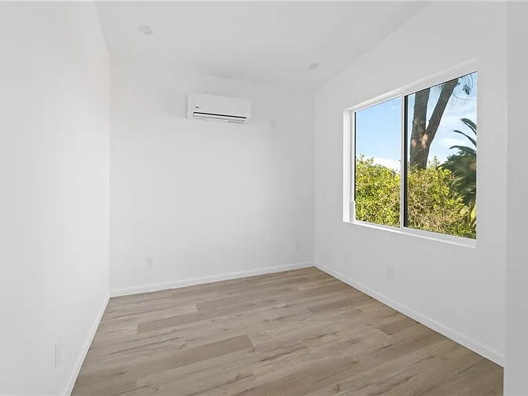8512 Wilbur Ave — Photo 10