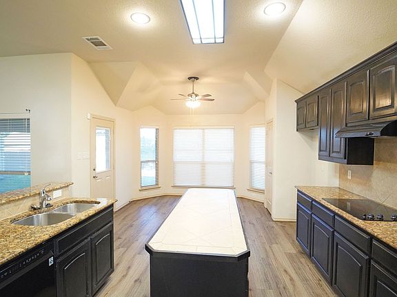 4th image of 2212 Caroline Dr