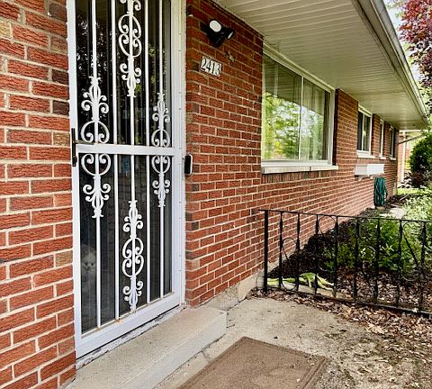 2nd image of 2413 Archwood St