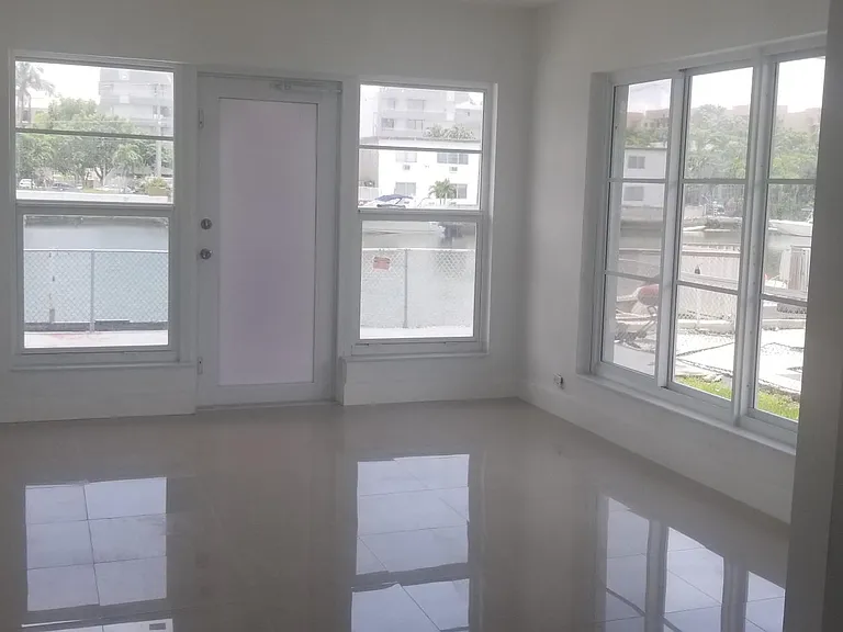 8141 Crespi Blvd — Photo 3