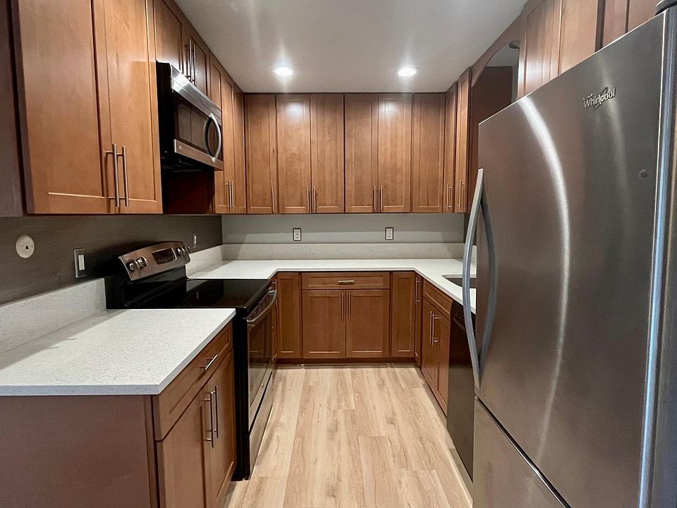 Beautiful bright kitchen when plenty of cabinets and counter space