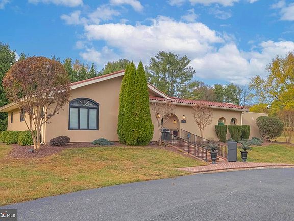 2nd image of 906 Clearwater Dr