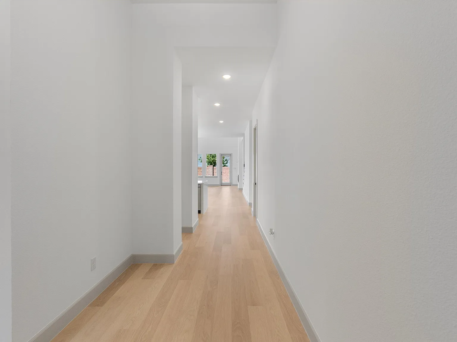 5 bed, 5.5 bath, 3794 sqft, $4,300 — Photo 4