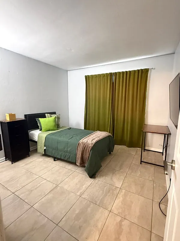 2 bed, 1.0 bath, 792 sqft, $1,300 — Photo 3