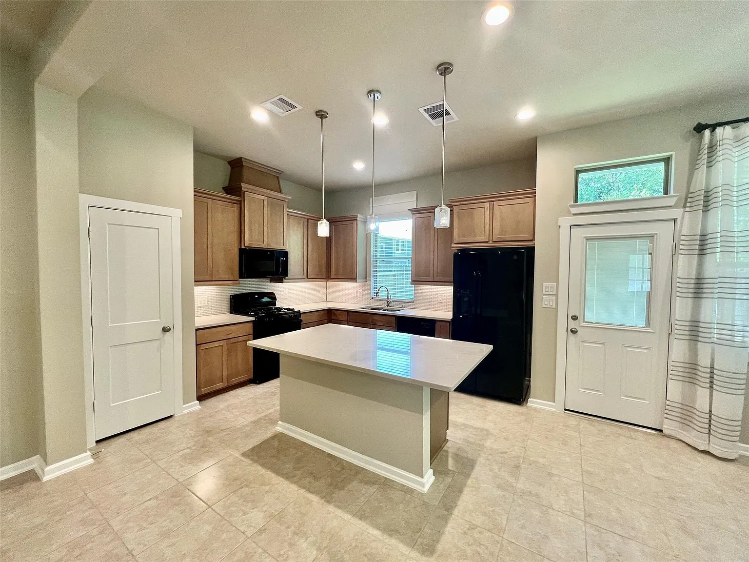 3 bed, 2.5 bath, 2313 sqft, $2,300 — Photo 3