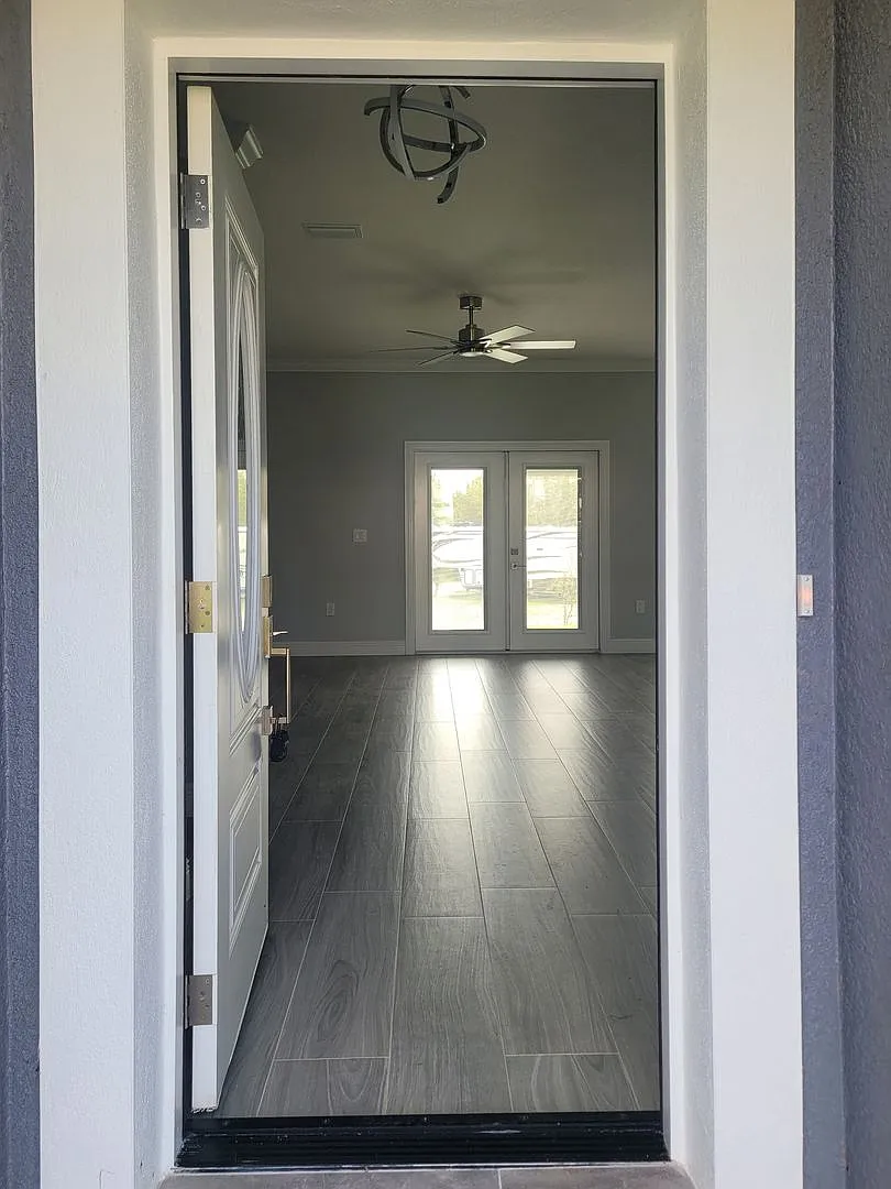 4 Bedrooms and 2 Bathrooms — Photo 4