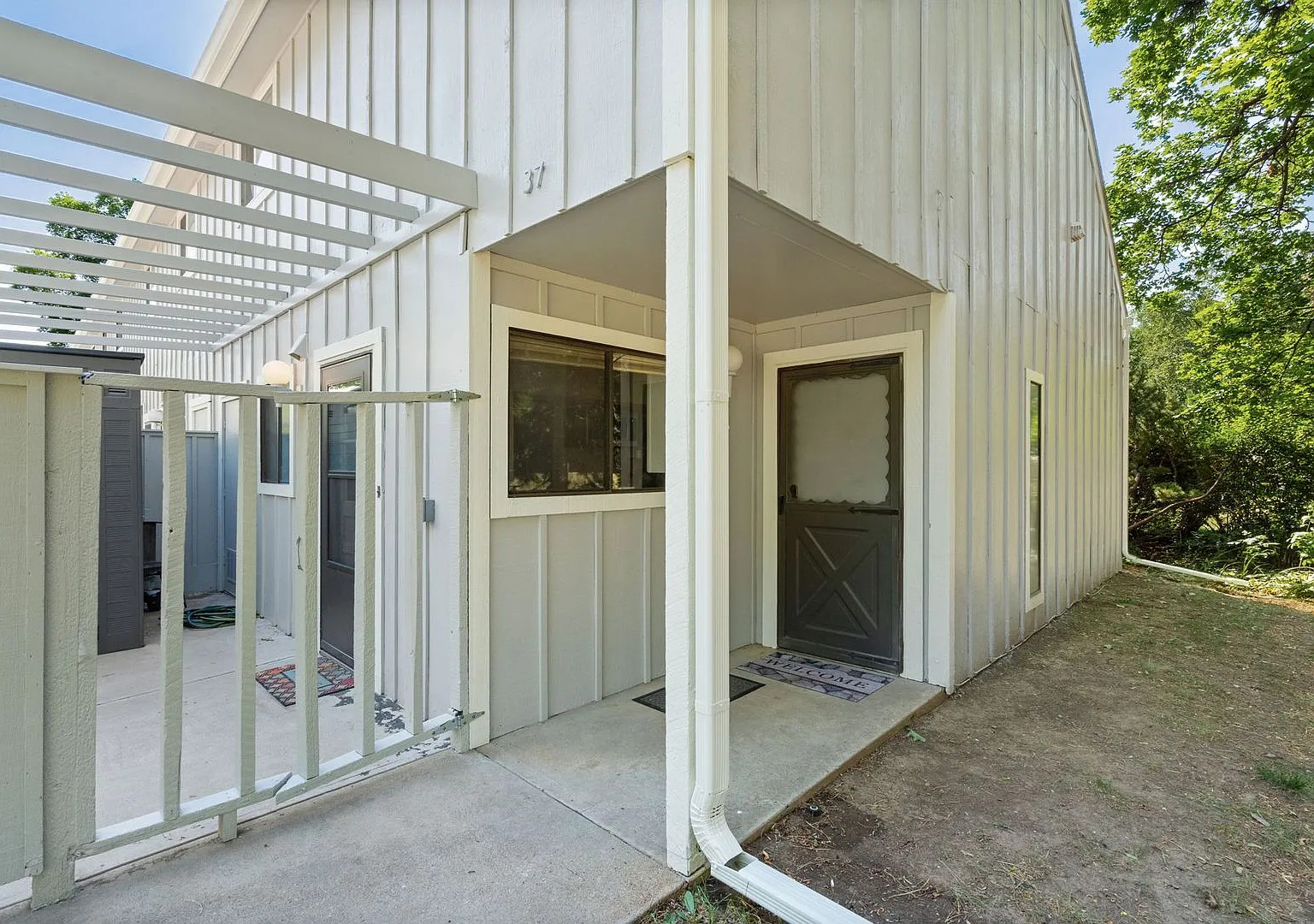 Updated 3-Bedroom End-Unit Townhome in Scotch Pines Condos — Photo 4