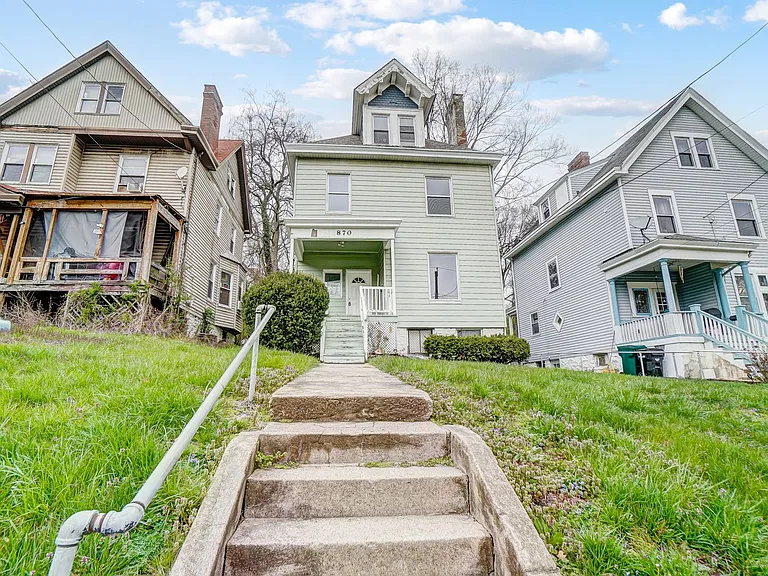 870 Rockdale Ave — Photo 2