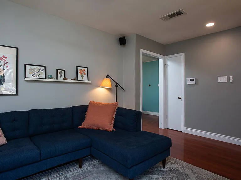 8511 Jamestown Dr — Photo 7