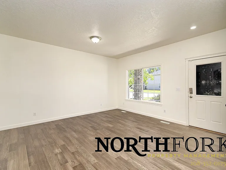 1322 E Grand Canyon St — Photo 8