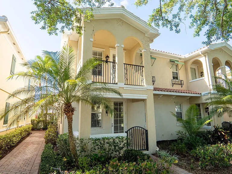 186 Soriano Dr — Photo 2