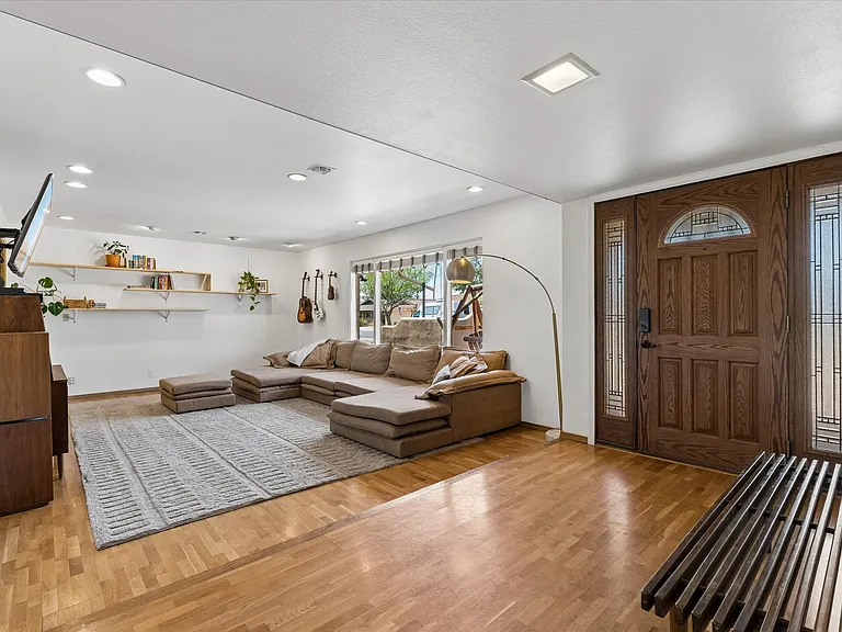 719 E Erie Dr — Photo 4