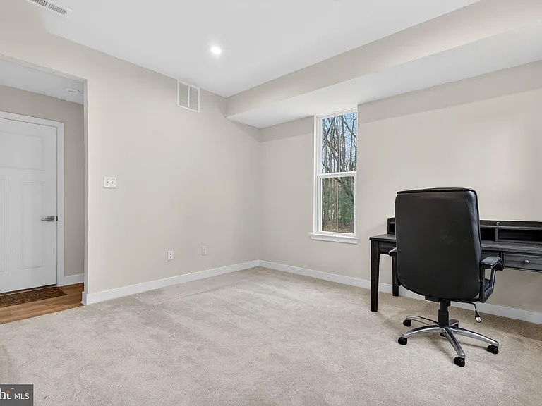 54 Sidney Ln — Photo 7