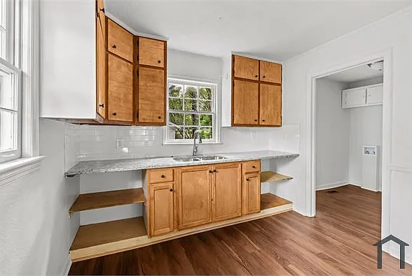 576 Sun Valley Rd — Photo 4