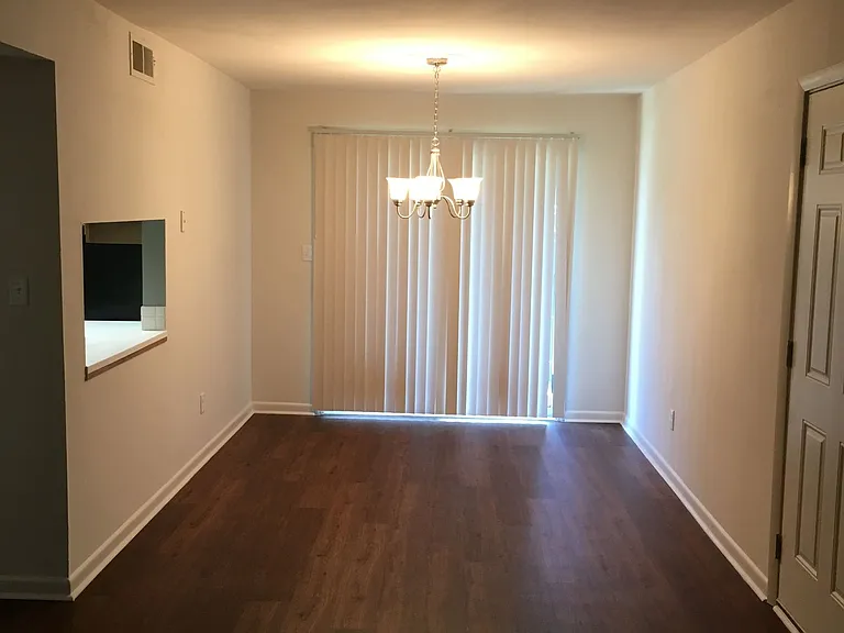 Chateau Orleans Apartments — Photo 25
