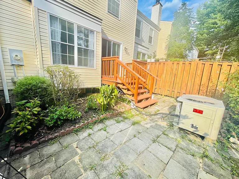 10508 Smithy Ct — Photo 12