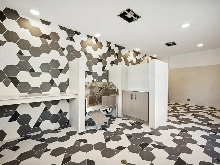 Longbow Luxury Apartments — Photo 13