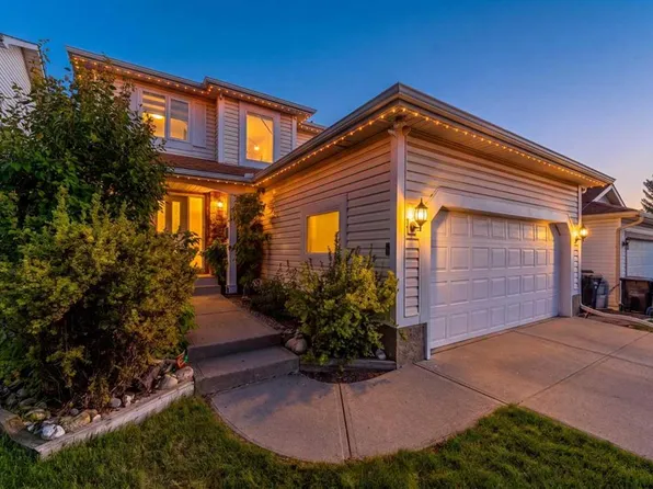 8 W Hawkdale Close NW, Calgary, AB T3G 2V7