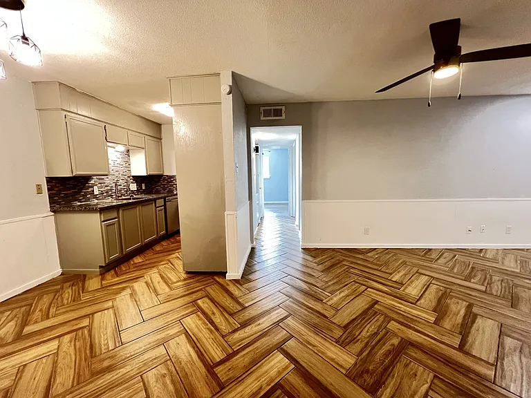 425 N Gilmer St #9 — Photo 2