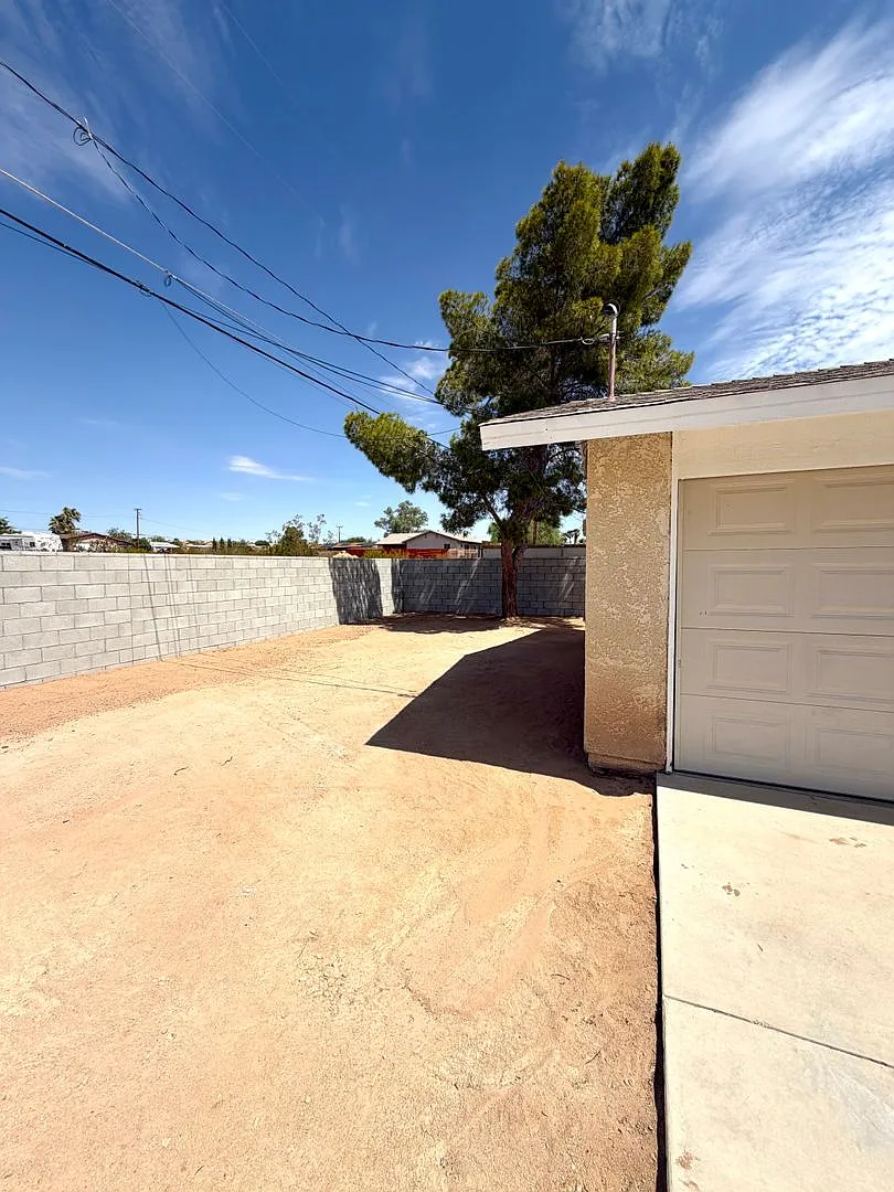 Inviting 3 Bedroom 2 Bathroom Home — Photo 4