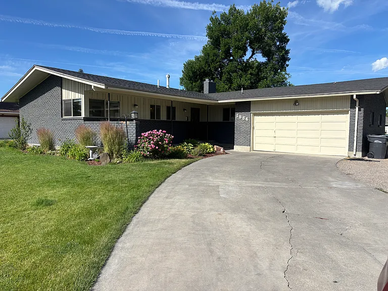1884 Virginia Ave — Photo 1