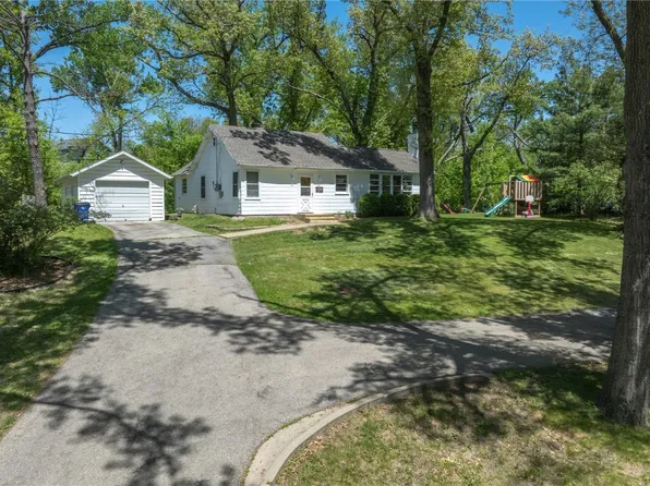 2630 Westwood Dr NW, Cedar Rapids, IA 52405