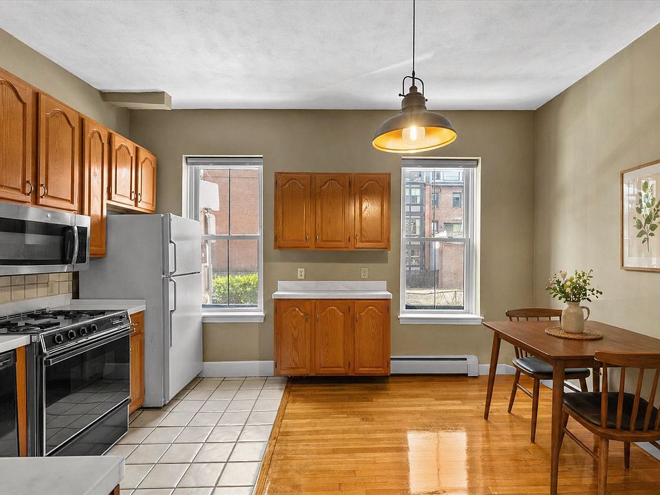 Eat-in kitchen