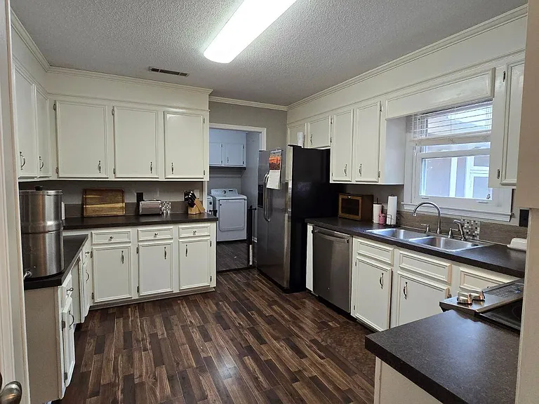 637 Sierra St — Photo 12