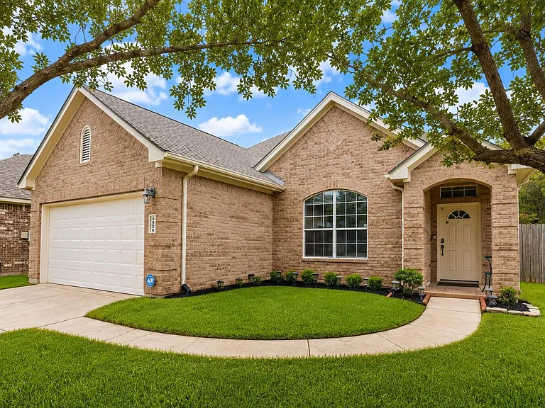 9906 Taylor Springs Ln — Photo 2