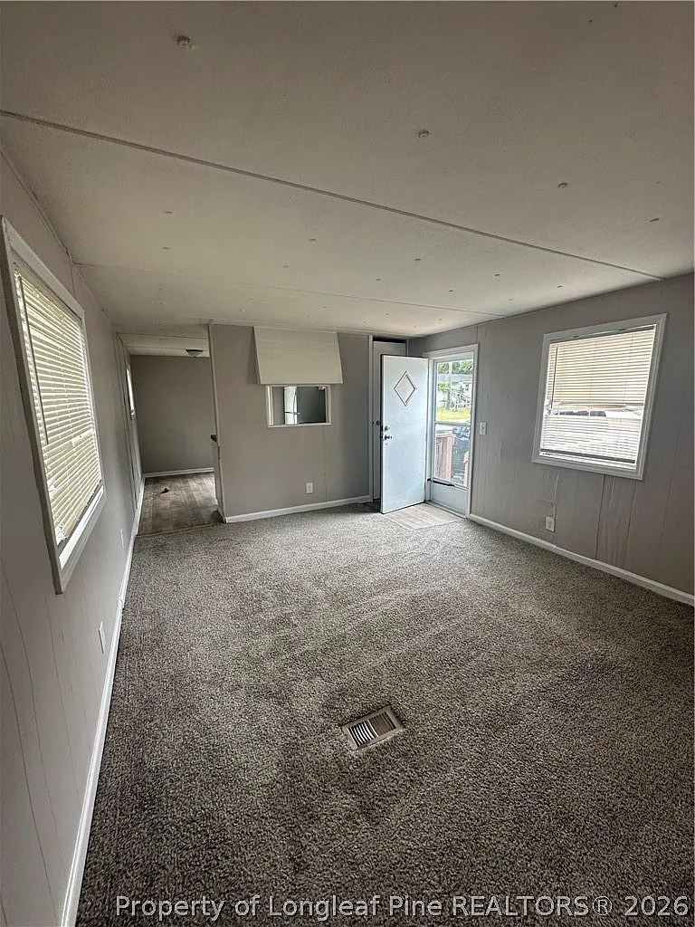 3 bed, 1.0 bath, 1001 sqft, $895 — Photo 2