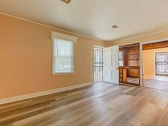 4th image of 2061 Pendleton St