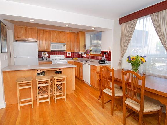 2nd image of 142 Sackett St APT 1