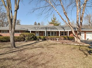 330 E Longacres Ln, Palatine, IL 60067
