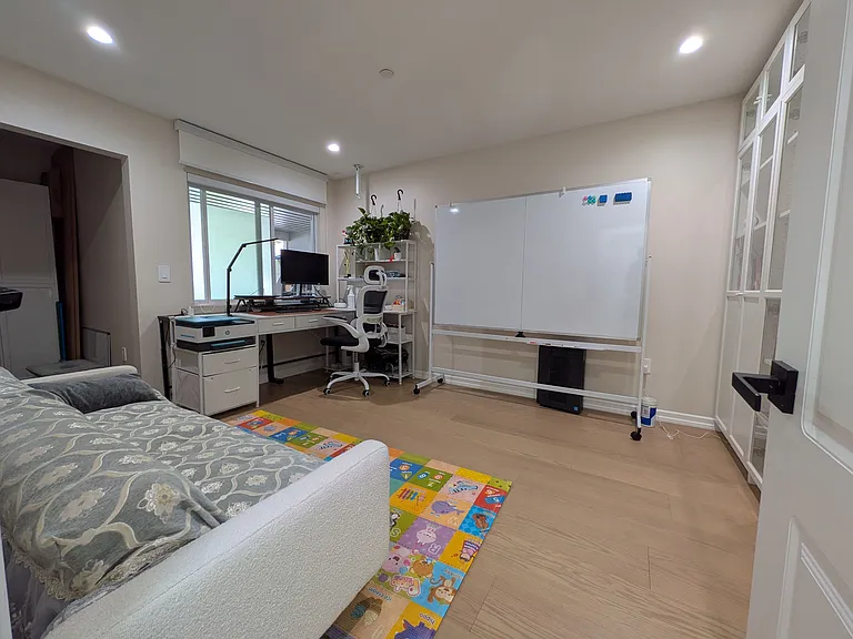 bedroom/study room