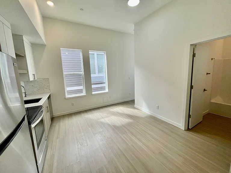 Greenwich Ave Apartments — Photo 9