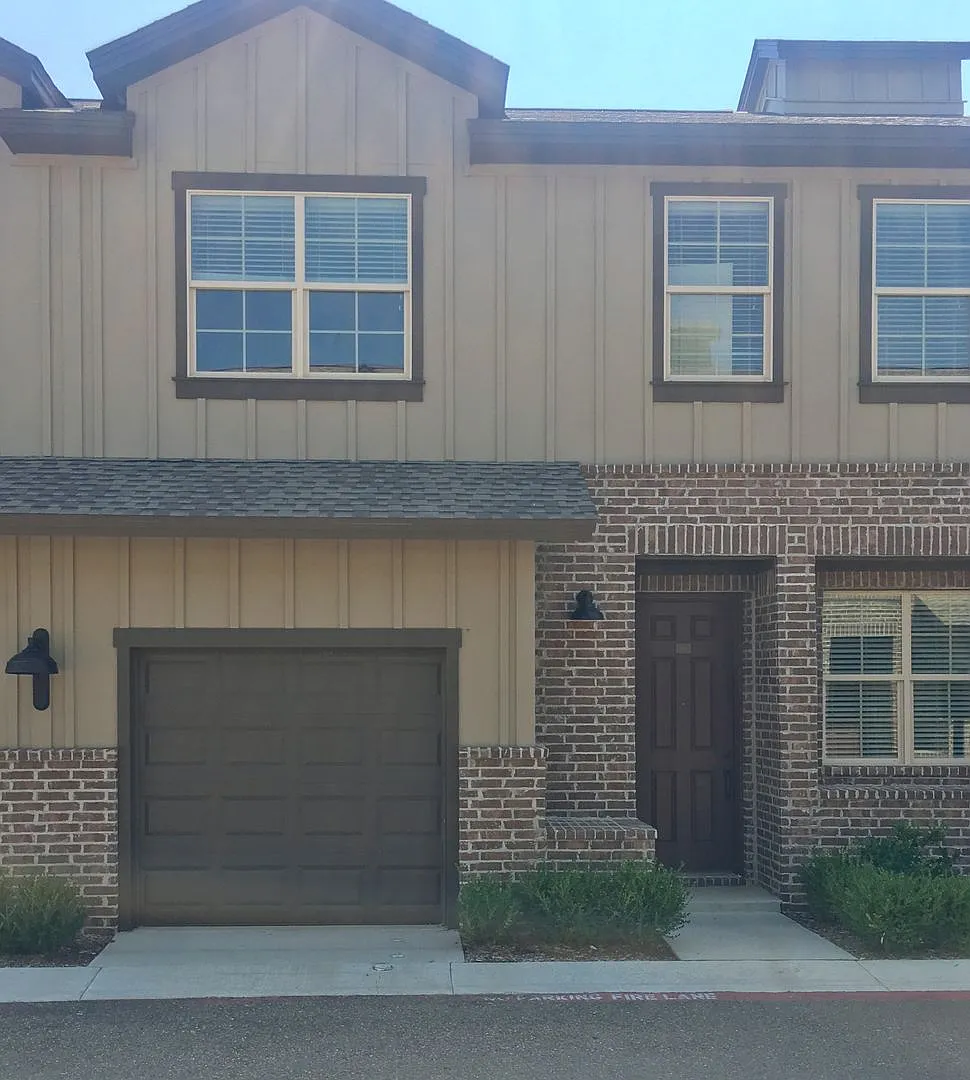 Gated 3 bdrm 2.5 bath Townhome with attached 1 car garage — Photo 4