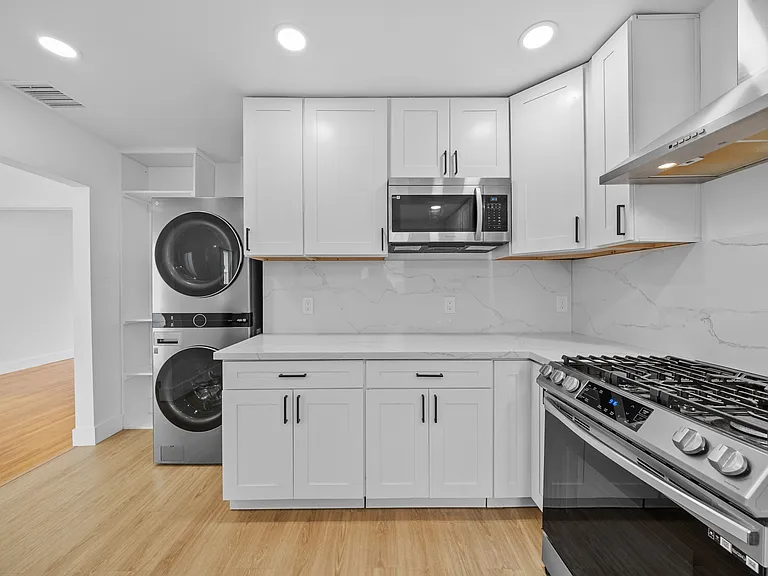 3033 Oliphant St — Photo 3