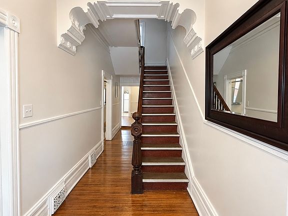2nd image of 417 Lisgar St