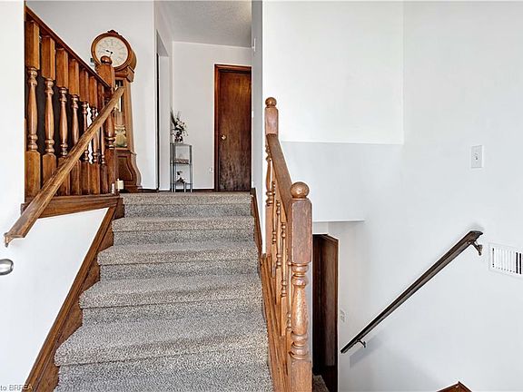 5th image of 16 Sandlewood Ave