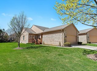 22141 Lancrest Ct, Farmington, MI 48335