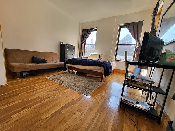 3rd image of 75 W 71st St #3B