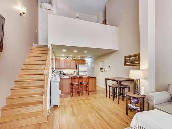 4th image of 1100 W Cornelia Ave APT 214