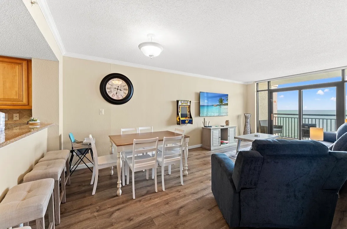 3 bed, 1136 sqft, $2,200 — Photo 2