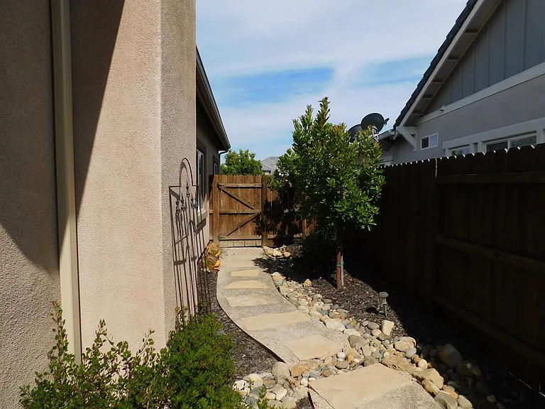 305 Hampton Dr — Photo 36