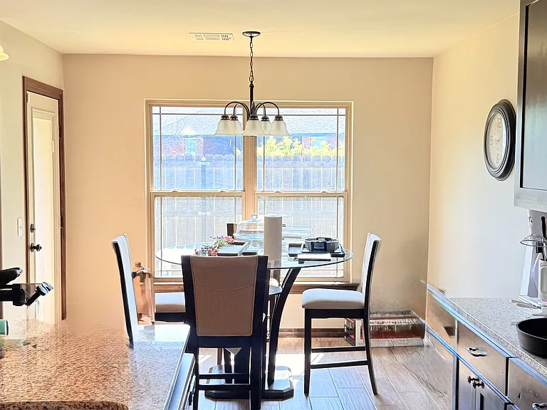 28 NE Summerwood Dr — Photo 5