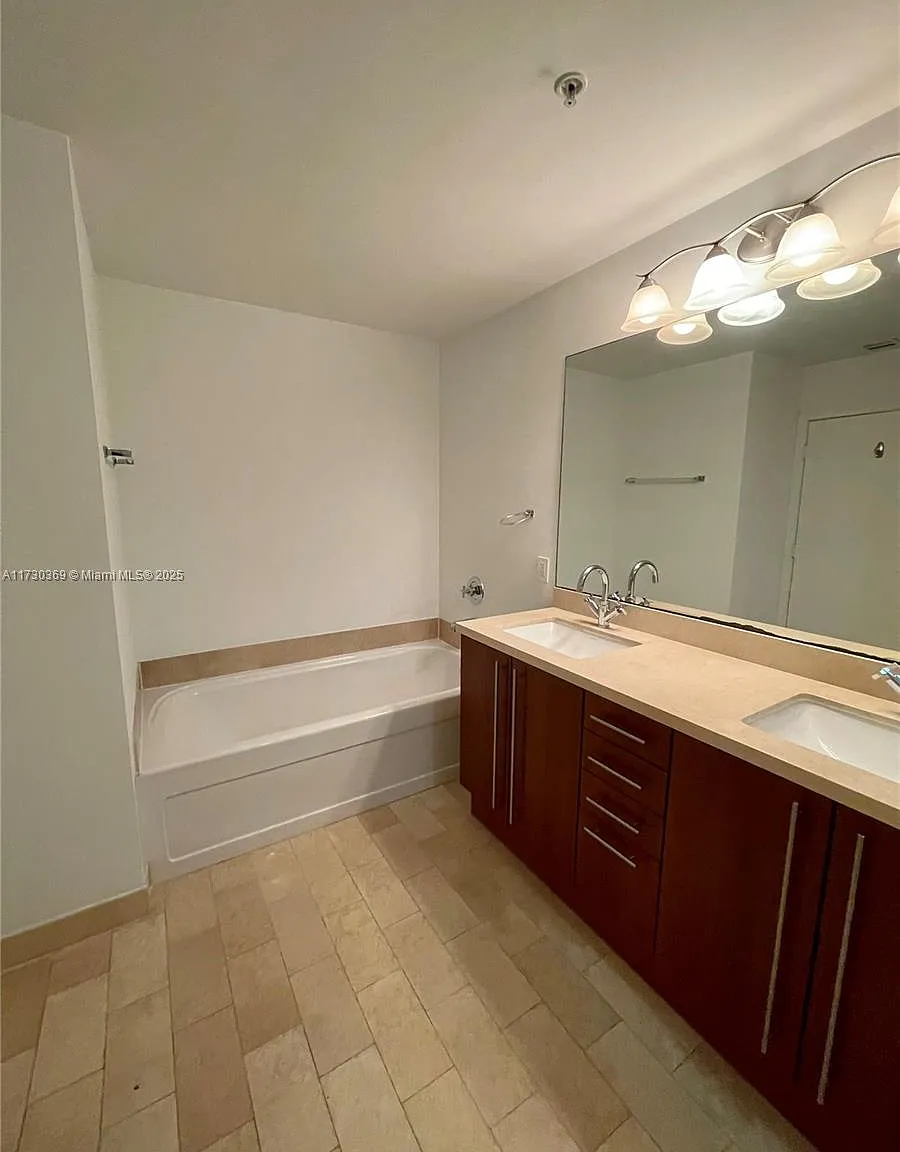 2 bed, 1012 sqft, $4,800 — Photo 4